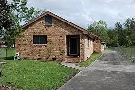 Mon voisin m'affirme que durant son priple en Louisiane, il a travers un charmant petit village nomm  Napoleonville . Je crois qu'il me raconte des  salades . Qu'en pensez-vous ?