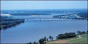 Le fleuve Mississippi se jette dans les eaux d'un golfe de l'ocan. De quel ocan s'agit-il ?