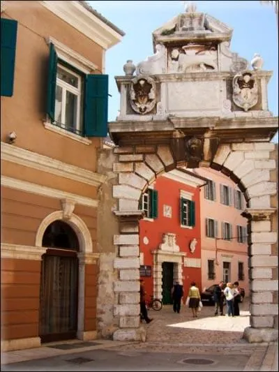 O cette admirable arche se trouve-t-elle ?