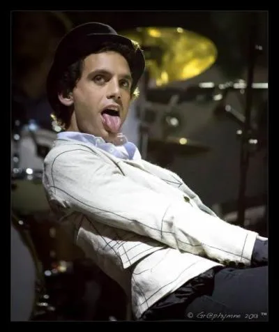 Il est gonfl Mika de tirer la langue pendant le festival de...