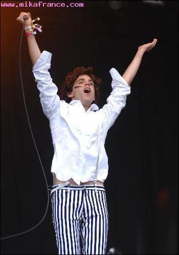 Mika et son pantalon ray mettent le feu...