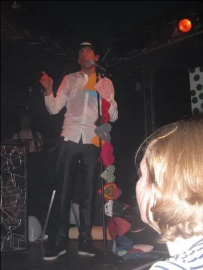 Regardez cette jolie guirlande de coeurs, offerte par ses fans...