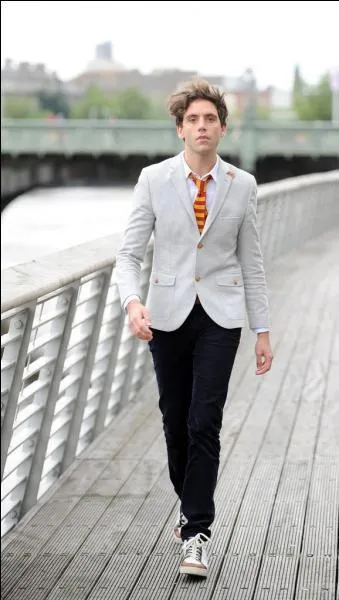 Mika marchant dans les rues...
