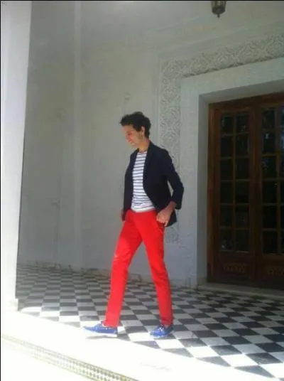 Mika porte un pantalon  la couleur chaude , chaud comme le pays o il se trouve. Lequel est-ce ?