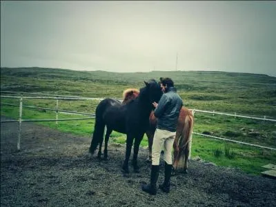 Mika faisant du cheval dans un de ses endroits prfrs, qui est...