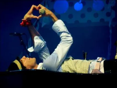Oh, le joli coeur que Mika fait  ses fans...
