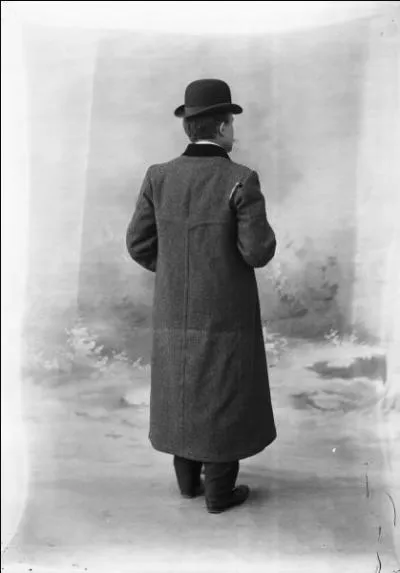 Qui chantait avec nostagie  un vieux pardessus rap  ?