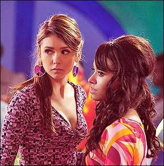 (2 x 18) Elena et Bonnie sont au bal des annes :