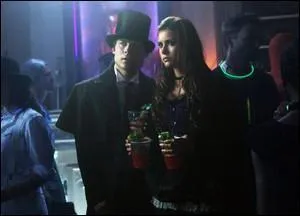  quelle saison et  quel pisode correspondent ses costumes du bal de l'universit ? (titre :  The Five  )