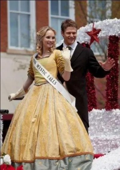  quelle saison et  quel pisode correspond cette robe ? (titre :  Le Jour des fondateurs )