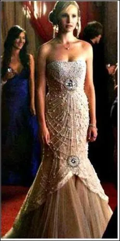  quel bal va Caroline sur cette photo ?