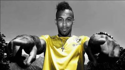 Aubame est issu d'une famille de footballeurs. Comment se nomme son pre, ancien footballeur gabonais ?