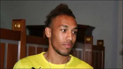 Sais-tu quand Aubame a sign un contrat avec Saint-tienne (attention, je ne parle de son prt) ?