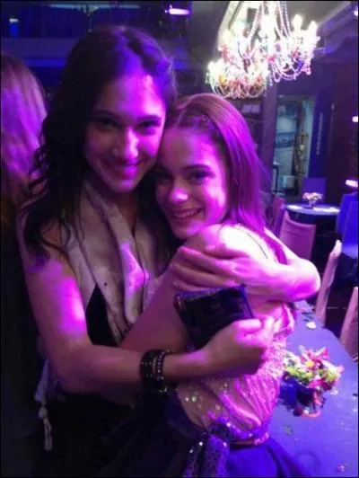 Comment s'appelle la fille qui a chant avec Violetta  Junto a ti  ?