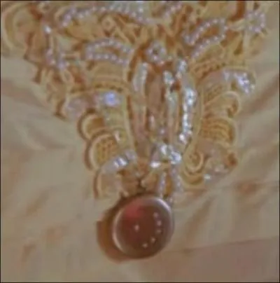 Que contient le collier port par la princesse que sa mre lui a donn ?