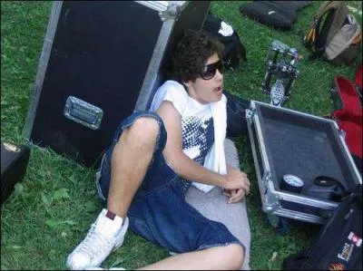 Quel est le nom du chanteur ?