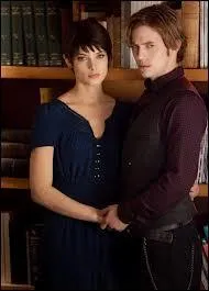 Qui essaye d'inviter Bella en premier pour le bal ?