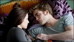 En cours de biologie, quand Bella observe dans le microscope, que voit-elle ?