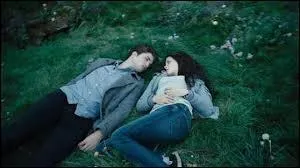 A l'hpital, quand Bella appelle sa mre, qui voit-elle en train de parler ?