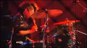 Qui est celle qui fait de la batterie ?