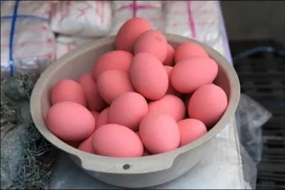 Ces oeufs si roses sont obtenus en les faisant macrer dans de l'eau sale. Ils sont une spcialit d'une grande ville d'Asie, laquelle ?