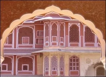 Cette ville est appele la ville rose, en Indes, car elle a t ainsi peinte pour une visite officielle du Prince anglais Albert, et poursuit cette tradition. O se trouve-t-on ?