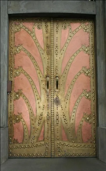 Cette trs jolie porte rose et ouvrage est celle de l'Institut Goethe, situ en Tcheky. Il est situ dans la capitale du pays, c'est  dire ... ?