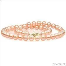 Voici un collier de perles naturelles. Les perles naturelles sont composes de nacre produite par des coquillages, et connaissent plusieurs couleurs allant du blanc pur,  l'ivoire, au ros, beige, vert, gris ou noir. Comment appelle-t-on la brillance des perles ?