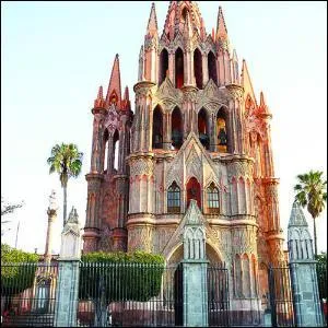 Cette glise rose, qu'on croirait  chteau de conte de fe , est la  Parroquia de San Miguel Arcangel , en quel lieu peut-on la visiter ?