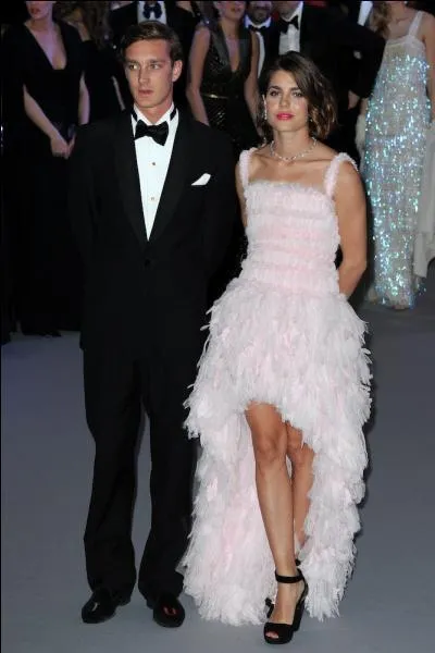 C'est la fille de Caroline, Princesse de Monaco, qui porte une robe rose drage de Chanel (Karl Lagerfeld),  une soire  rose  rpute de la Principaut. Quelle est cette soire ?