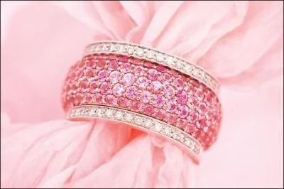 Voici un bijou magnifique entirement compos de diamants roses, ici de petite taille. Ce type de diamant color est-il plus prcieux ou moins prcieux que le diamant blanc ?