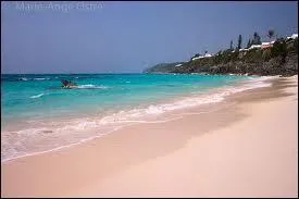 Voici la plage de sable rose de Horseshoe, qui fait partie des plus belles plages du monde. Ce magnifique sable aux reflets ross se trouve dans quel endroit du monde ?