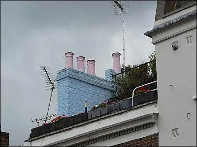 Un touriste a lev la tte dans cette ville, et a immortalis ces amusantes chemines roses. Pour trouver la ville o on peut les voir, disons qu'elle a dj t le lieu d'une fameuse chanson parlant de chemines... C'est... ?