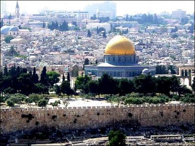 Par quelles religions Jérusalem est-elle considérée comme une ville sainte ?