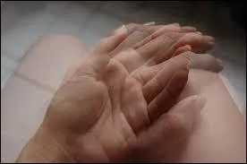 Quand on est maladroit, l'expression veut que l'on ait deux mains... ...