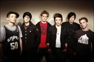 Qui est le membre le plus  gauche sur la photo ?