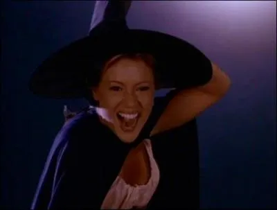 Pourquoi Phoebe doute-t-elle de ses pouvoirs dans la saison 8 ?