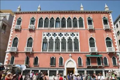 Dans quel htel ayant accueilli de nombreux htes illustres George Sand et Alfred de Musset ont-ils vcu des amours passionnelles ?