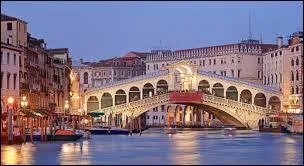 Combien de ponts traversent le Grand Canal ?