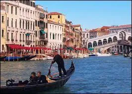 Quel duo a chant :  Laisse les gondoles  Venise, le printemps sur la Tamise, On n'ouvre pas les valises On est si bien  ?