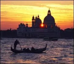 Qui a chant  Que c'est triste Venise Au temps des amours mortes Que c'est triste Venise Quand on ne s'aime plus  ?