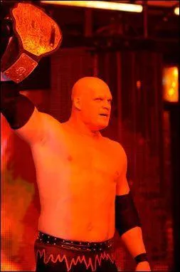 Il encaisse sa mallette le soir-mme o il l'a remporte ,  le champion  sortait d'un match face  Jack Swagger qui lui a bless la jambe . Mais qui tait le champion WHC  l'poque ?