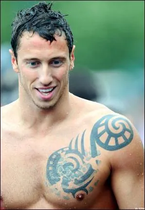 Je suis le papa de Manon et le compagnon de Laure Manaudou. En 2010, je suis devenu champion d'Europe et vice-champion du monde du 50 m nage libre. Je suis...