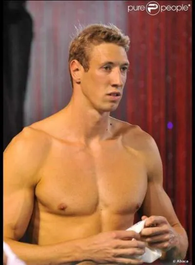 Je suis devenu champion olympique du 100 m nage libre en 2008 aux J. O. de Pkin. Je suis en couple avec Coralie Balmy. Je suis...