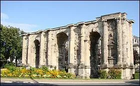 Dans quelle ville trouve-t-on la Porte de Mars ?