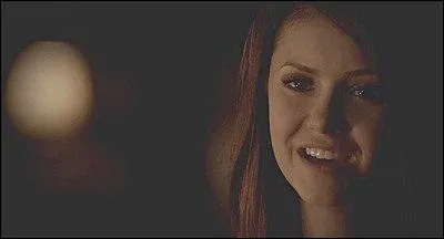 A la fin du dernier pisode de la saison 4 qui Elena a-t-elle choisie ?