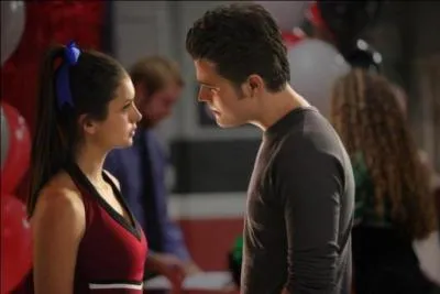 Qu' vol Elena  une pom pom girl d'une autre cole ?