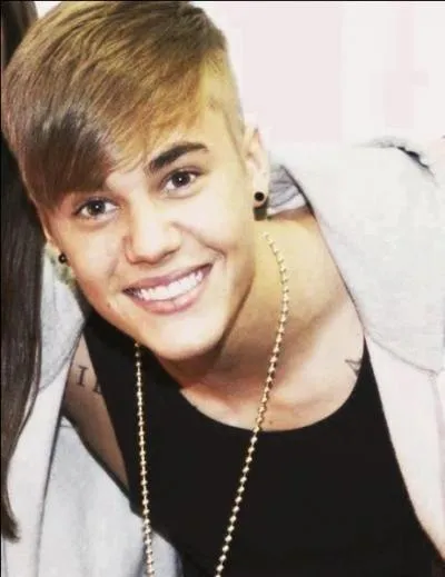 Comment s'appelle son fameux mouvement de cheveux ?