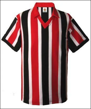 Non ce n'est pas un pyjama c'est bien un maillot de 1953 !