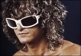  Je suis une ... pose sur sa bouche.  